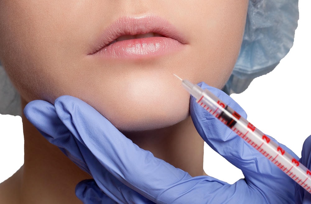 tiêm cằm. Người phụ nữ trẻ hấp dẫn được tiêm thẩm mỹ