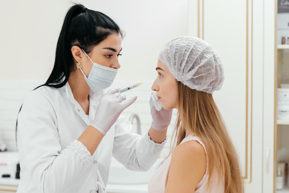 Hình ảnh này là minh chứng cho quy trình tiêm filler mắt chính xác, với Filler Juvederm được sử dụng theo chỉ số filler juvederm giá bao nhiêu 1cc, giúp chăm sóc mắt trẻ trung và thúc đẩy trẻ hóa vùng mắt dưới sự giám sát của chuyên gia Lona Skin Lab.