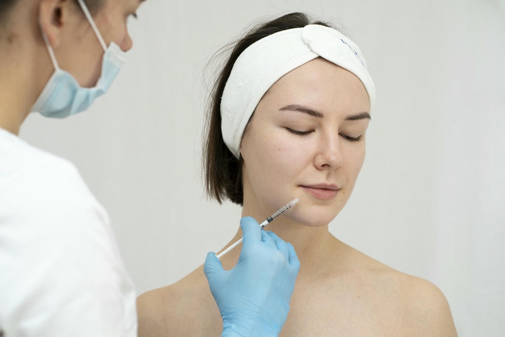 tiêm filler có bị chảy xệ không. Cận cảnh người phụ nữ trong quá trình tiêm filler môi