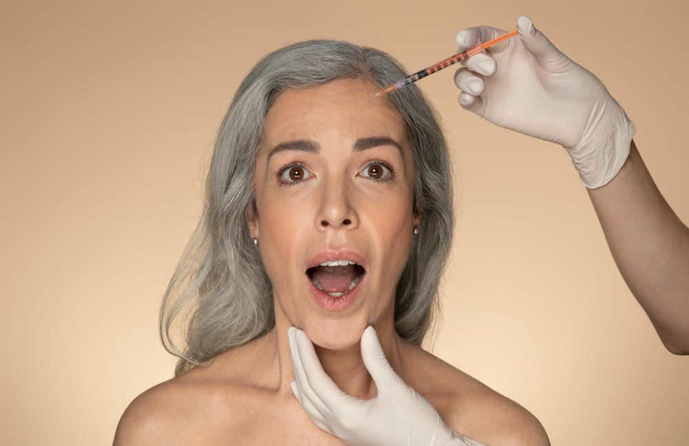 tiêm filler có hại về sau không. Người phụ nữ lớn tuổi bị sốc khi được tiêm thuốc làm đẹp bằng thuốc tiêm để ngăn ngừa lão hóa studio màu be