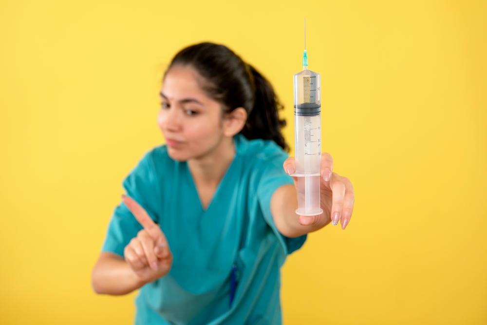 Trong hình này, quy trình tiêm filler cần kiêng gì được minh họa một cách rõ ràng; đồng thời, các chuyên gia da liễu nhấn mạnh việc chăm sóc sau tiêm filler và hướng dẫn sau tiêm filler cần được tuân thủ nghiêm ngặt. 