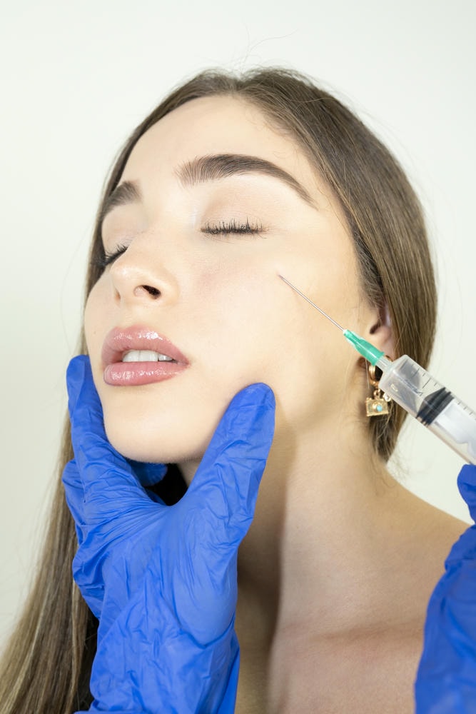 Qua quá trình tiêm chất làm đầy gò má, phương pháp tiêm filler gò má được áp dụng trên gò má thấp nhằm thực hiện tiêm filler nâng gò má, tiêm filler má hóp và tiêm filler làm đầy má một cách an toàn và tự nhiên.