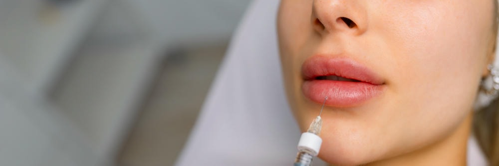 Với việc tiêm filler môi, các chuyên gia lưu ý sau tiêm filler lưu ý rằng cần thực hiện chăm sóc sau tiêm filler môi bằng cách tuân thủ chặt chẽ các quy định về filler môi kiêng ăn gì và đảm bảo filler môi giữ được bao lâu duy trì hiệu quả lâu dài, đặc biệt khi xem xét tiêm filler môi kiêng gì.
