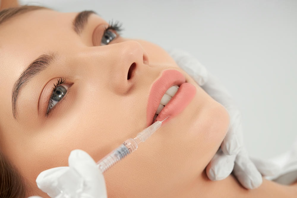 Hình ảnh tiêm môi trái tim an toàn được thực hiện bởi chuyên gia da liễu, kết hợp tiêm filler môi trái tim và chăm sóc sau tiêm filler môi chuyên nghiệp.