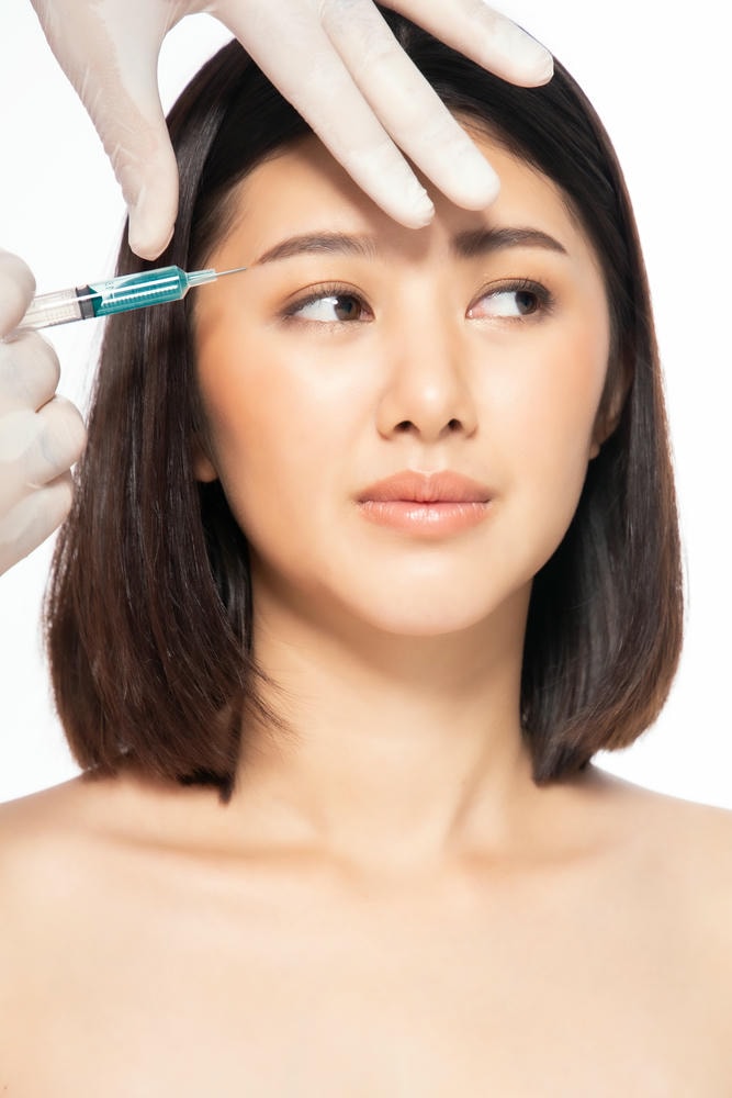Trong quá trình tiêm filler thái dương, chuyên gia da liễu tại Lona Skin Lab khẳng định 'tiêm filler thái dương có nguy hiểm không' cần đồng thời lưu ý nguy hiểm khi tiêm filler thái dương và biến chứng tiêm filler để đảm bảo an toàn.