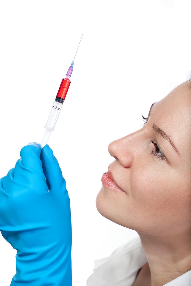 tiêm filler thái dương có nguy hiểm không. Khái niệm tiêm chủng y tá với ống tiêm