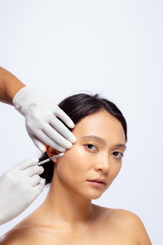 Các chuyên gia da liễu tại Lona Skin Lab luôn khẳng định rằng tiêm filler thái dương, mặc dù 'tiêm filler thái dương có nguy hiểm không' được đặt ra, cần chú ý đến nguy hiểm khi tiêm filler thái dương và liên tục giám sát biến chứng tiêm filler trong từng ca điều trị.