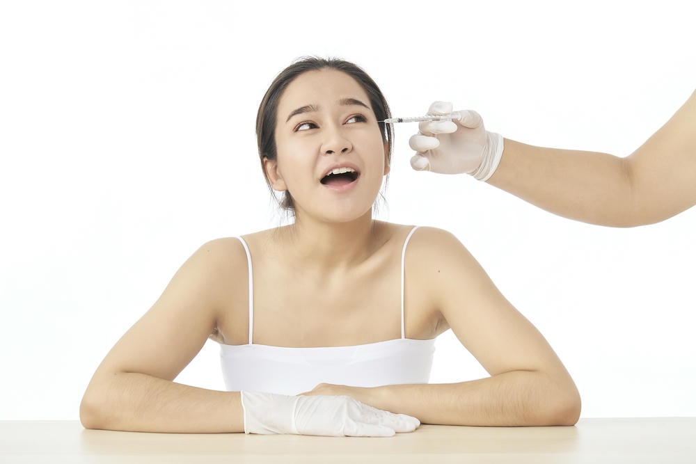 Trong hình ảnh, chuyên gia da liễu thực hiện tiêm filler thái dương một cách tỉ mỉ để làm đầy thái dương, xác nhận vai trò của filler thái dương trong hồi phục sắc đẹp.
