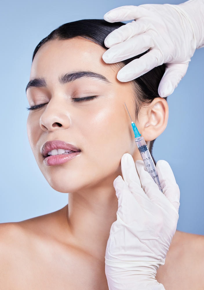 Qua cận cảnh, ta chứng kiến quy trình tiêm filler thái dương kết hợp với làm đầy thái dương nhằm mang lại kết quả tự nhiên, nhấn mạnh vai trò của filler thái dương trong thẩm mỹ hiện đại.