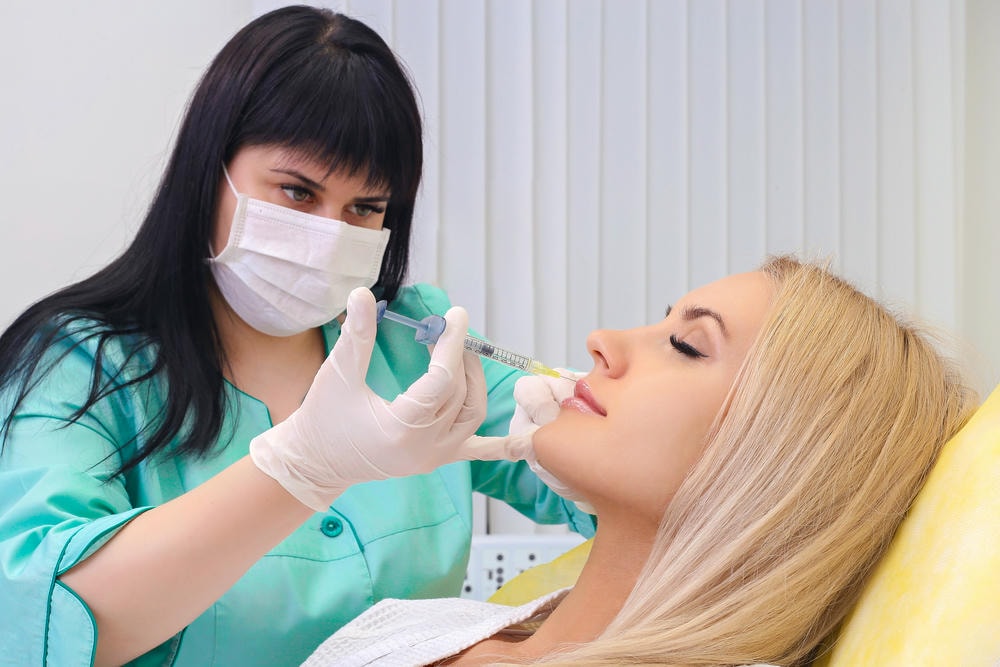 Trong giai đoạn làm đẹp, tiêm Hyaluronic Acid không chỉ đặt câu hỏi tiêm HA giá bao nhiêu mà còn yêu cầu phải hiểu chi phí tiêm HA, yếu tố ảnh hưởng giá tiêm HA và từ đó đưa ra quyết định về tiêm ha bao nhiêu tiền nhằm tối ưu giá tiêm HA.