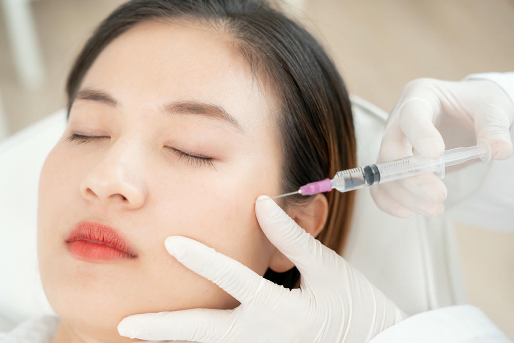 tiêm mặt. Phẫu thuật thẩm mỹ tiêm trắng da tiêm chất làm đầy Trẻ hóa da Các cô gái châu Á xinh đẹp được điều trị làm đẹp tại phòng khám chăm sóc da trẻ hóa lỗ chân lông nếp nhăn khuôn mặt trẻ thơ