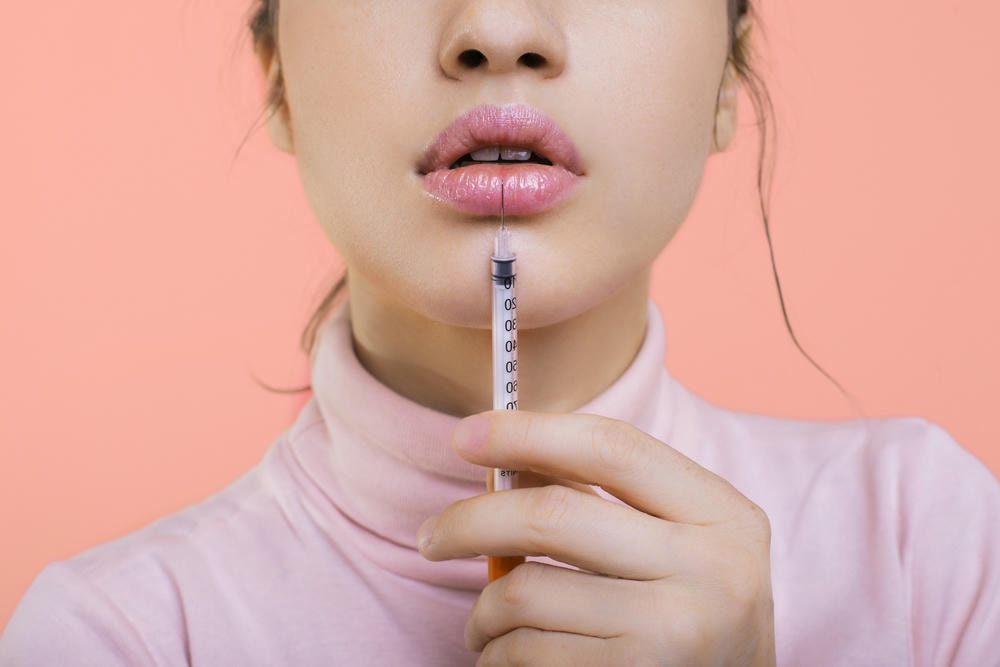 Quy trình tiêm môi tự nhiên được thực hiện bởi chuyên gia da liễu của thẩm mỹ Lona, theo đúng lời khuyên tiêm môi và chăm sóc môi sau tiêm để đảm bảo kết quả tự nhiên.