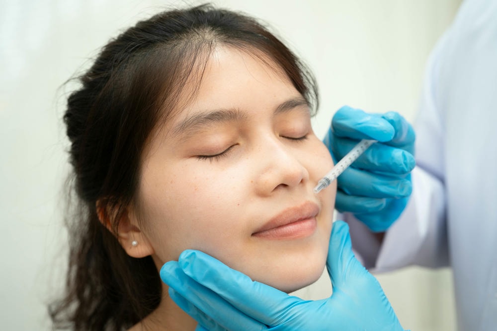 tiêm tan filler bao lâu thì hết sưng. Phụ nữ châu Á phẫu thuật thẩm mỹ hình dạng mũi được thực hiện trên khuôn mặt