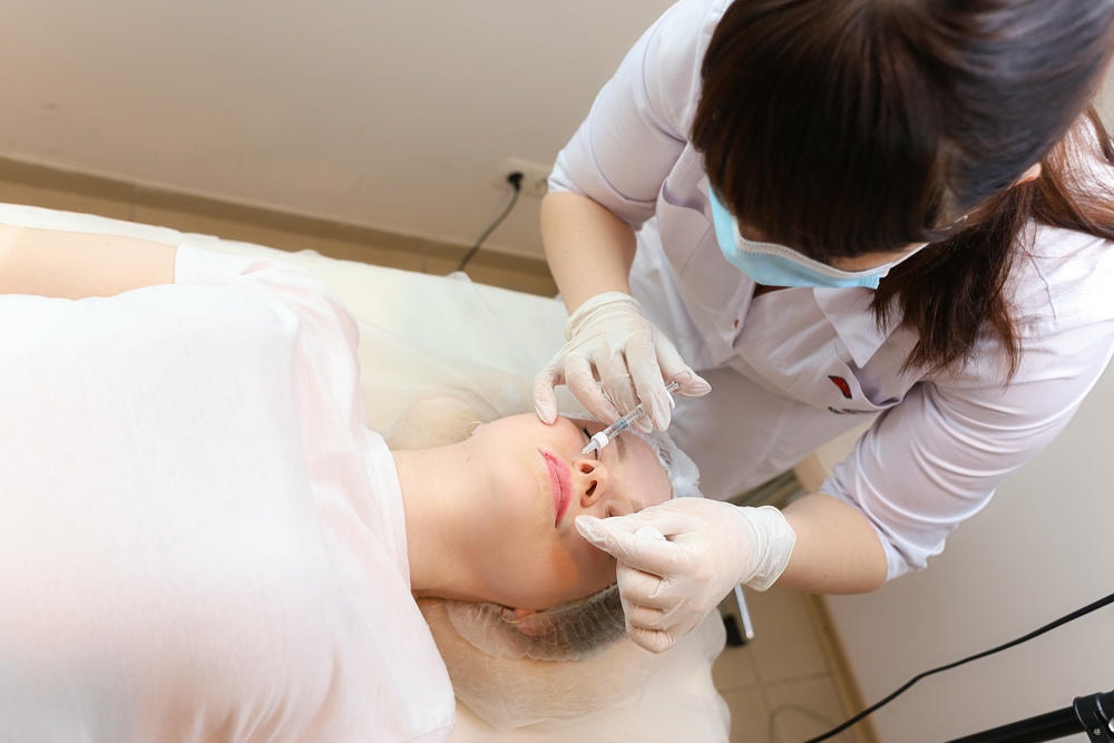 Chuyên gia da liễu thẩm mỹ Lona khuyến cáo quy trình tiêm tan filler cần được thực hiện dưới kiểm soát y khoa, nhằm đảm bảo tiêm tan filler đạt hiệu quả cao cùng với lời khuyên tiêm tan filler chính xác. 
