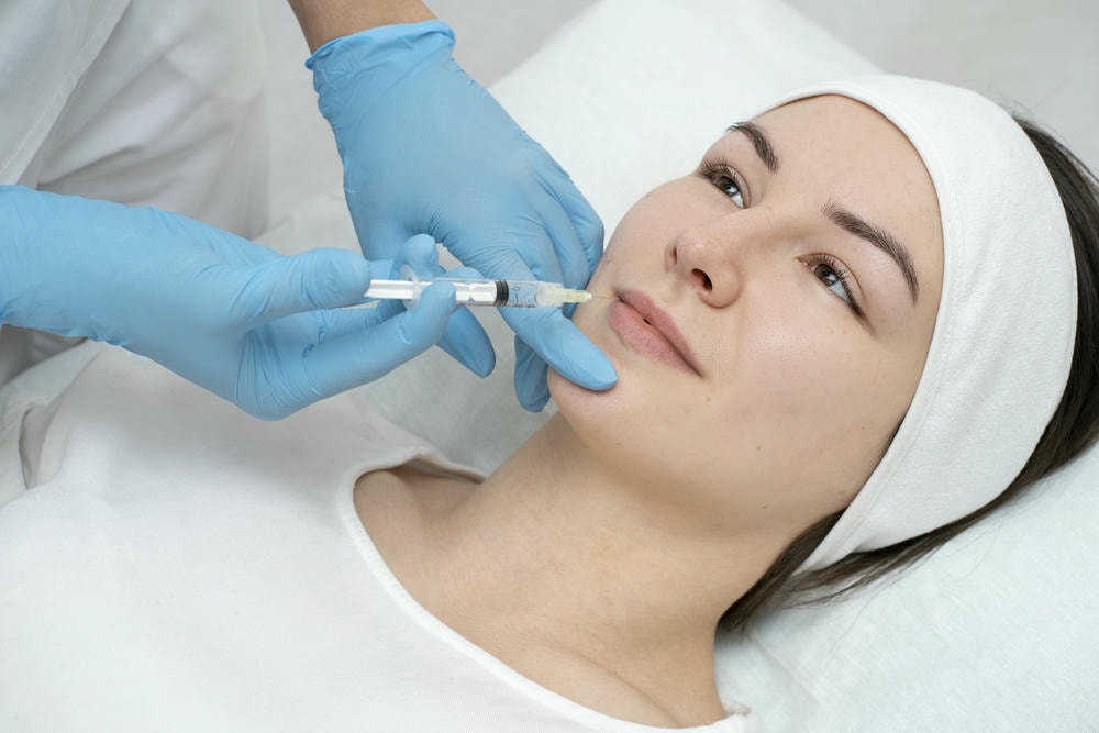 Phương pháp tiêm tan filler được Lona áp dụng theo quy trình tiêm tan filler chặt chẽ, với sự giám sát của chuyên gia da liễu thẩm mỹ giàu kinh nghiệm và lời khuyên tiêm tan filler cụ thể. 