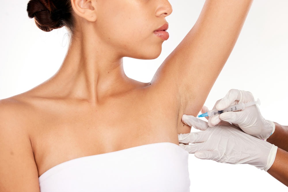 Qua hình ảnh tiêm botox trị hôi nách tại cơ sở chuyên nghiệp, các chuyên gia da liễu giải thích rằng hiệu quả tiêm botox hôi nách đạt mức tối ưu và giá tiêm botox hôi nách phù hợp; từ đó, việc tiêm botox trị hôi nách giá bao nhiêu luôn được làm rõ cùng với phân tích ưu nhược điểm tiêm botox trị hôi nách. 