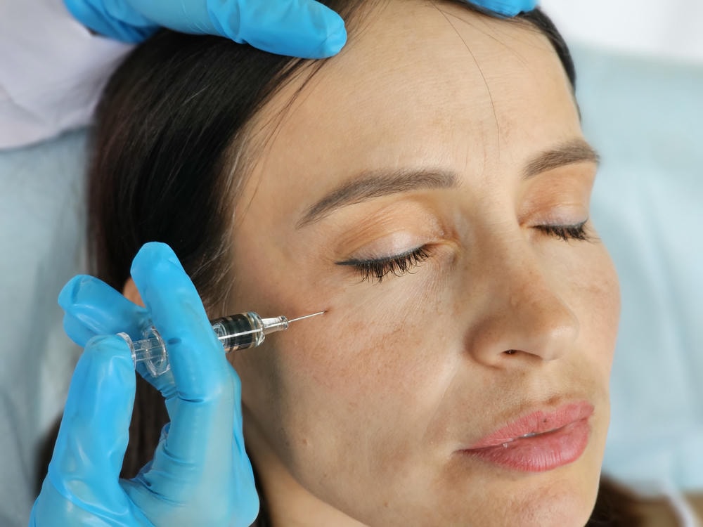 Phương pháp tiêm botox xoá nhăn mắt dưới sự giám sát của chuyên gia da liễu thẩm mỹ giúp nâng cao hiệu quả tiêm botox, kéo dài thời gian duy trì botox, đặc biệt hiệu quả ở botox vùng mắt nhờ sử dụng liều lượng tinh chỉnh cẩn thận.
