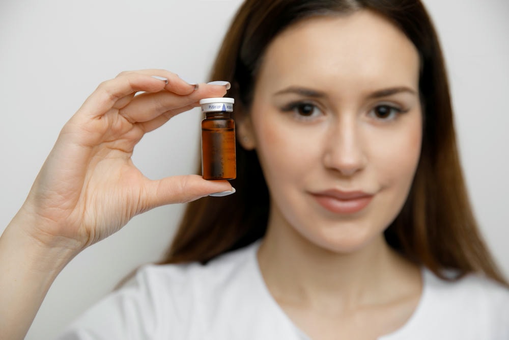 tranexamic. Khuôn mặt nữ bác sĩ với thuốc