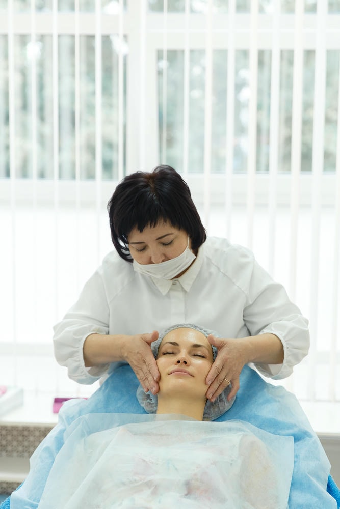 Qua bức ảnh tại buổi tiếp tân, quy trình trẻ hóa da mặt được tái hiện rõ ràng bằng công nghệ trẻ hóa da, cung cấp giải pháp trẻ hóa da tối ưu theo chỉ dẫn của chuyên gia Lona để duy trì làn da tươi trẻ.