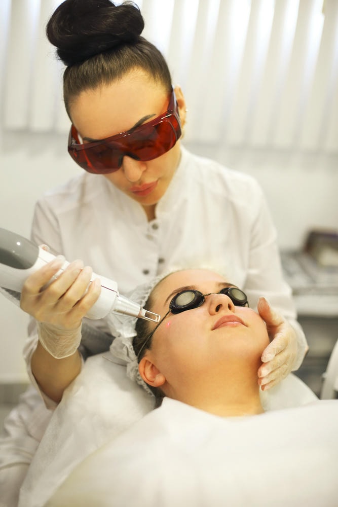 Việc áp dụng trị nám bằng laser trong môi trường kiểm soát chuyên nghiệp cho thấy công nghệ laser trị nám luôn hướng tới hiệu quả trị nám bằng laser cao, đồng thời giảm thiểu các tác dụng phụ của laser trị nám và đảm bảo chăm sóc da sau laser trị nám đáp ứng tiêu chuẩn an toàn chuyên môn.