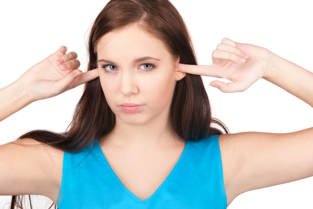 Hình ảnh này chứng minh cách trị quầng thâm mắt thông qua phương pháp trị quầng thâm mắt tại nhà, khi chuyên gia da liễu thẩm mỹ Lona hướng dẫn giải pháp trị thâm mắt hiệu quả để giảm quầng thâm mắt, góp phần tái tạo vẻ trẻ trung cho vùng mắt. 