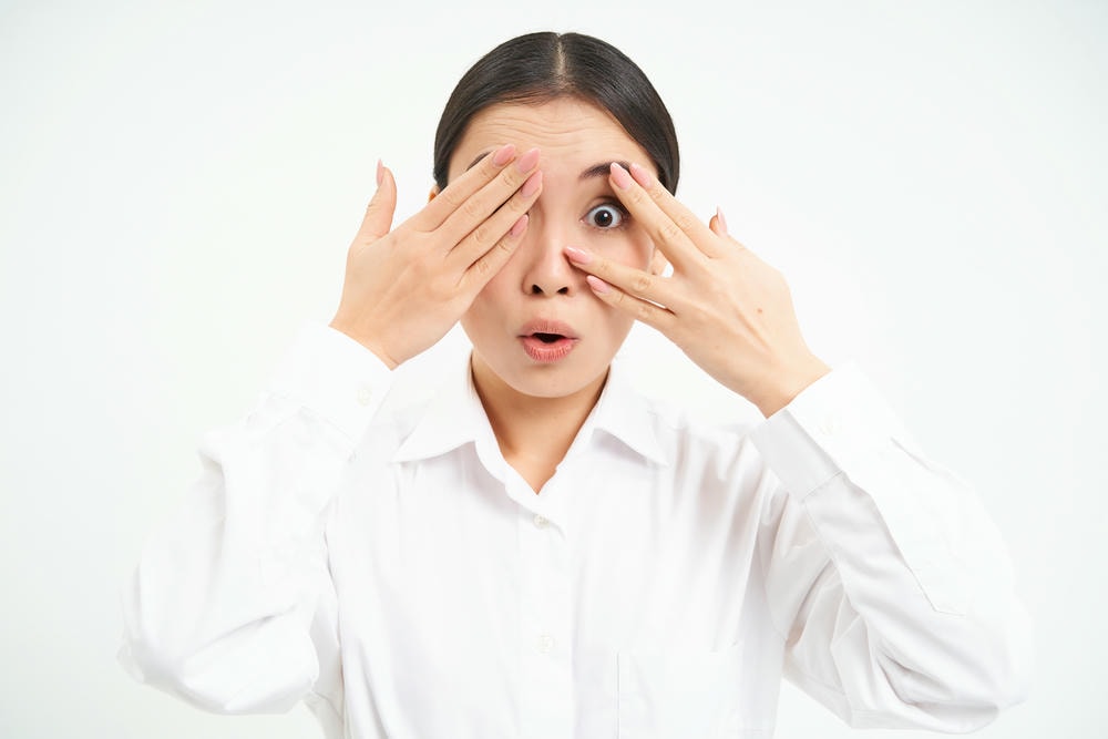 Trong điều trị hốc mắt sâu, phương pháp tiêm filler hốc mắt do chuyên gia da liễu Lona chỉ định giúp làm đầy hốc mắt và xóa hốc mắt sâu bằng filler, cam kết an toàn khi tiêm filler hốc mắt.