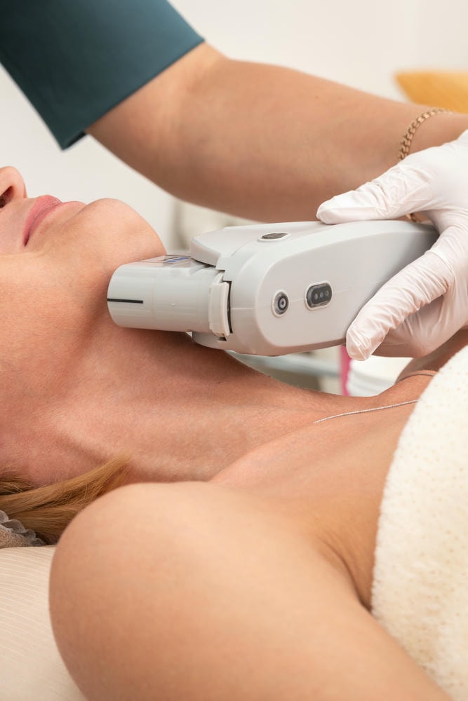 Với ulthera prime và Ultherapy Prime, công nghệ trẻ hóa da tiên tiến kết hợp sóng siêu âm hội tụ vi điểm mang lại giải pháp nâng cơ không xâm lấn an toàn, giúp tăng sinh collagen phục hồi làn da mượt mà.