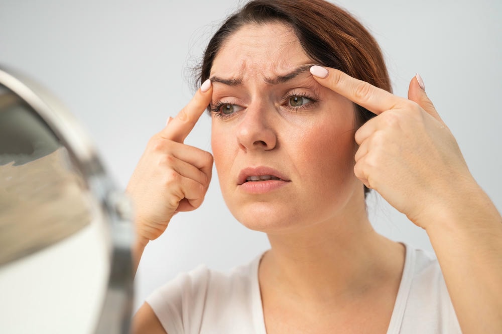 xóa nhăn mắt. Ảnh chân dung cận cảnh của một cô gái trẻ