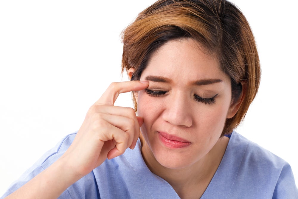 xóa thâm mắt. Người phụ nữ bị kích ứng mắt