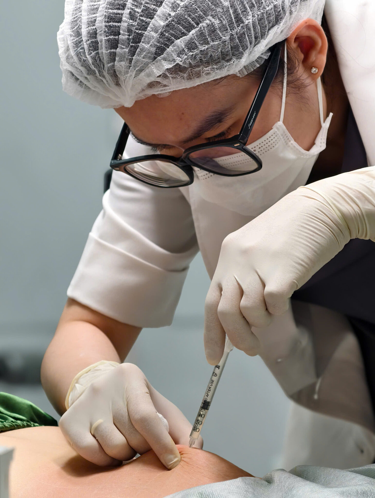 Sử dụng công nghệ tiêm tan mỡ bụng và tiêm giảm mỡ hiện đại, chuyên gia Lona Skin Lab đã chuyển hóa quy trình thành phương pháp giảm mỡ hiệu quả giúp giảm mỡ bụng và tái tạo vẻ đẹp tự nhiên.