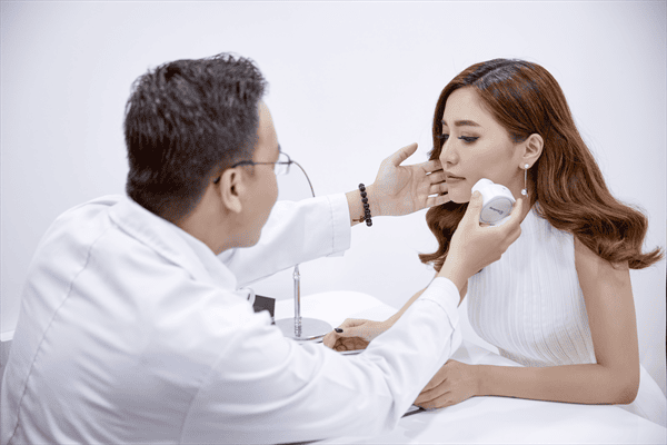 Làm sao để biết bác sĩ da liễu và phòng khám đủ chuyên môn, an toàn?