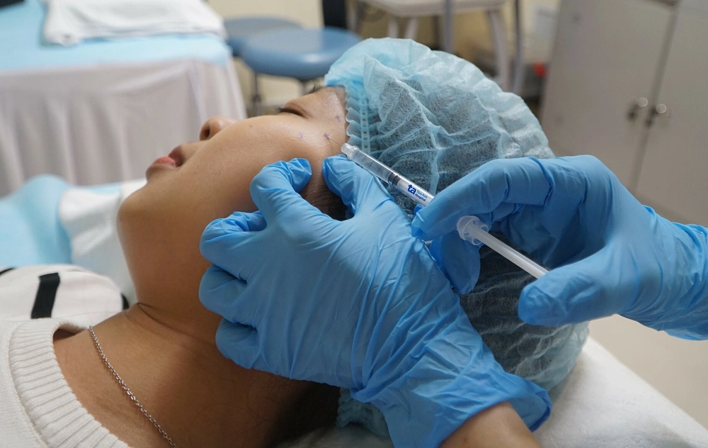 Sự khác biệt giữa "baby Botox" và tiêm tiêu chuẩn — rủi ro có khác nhau không?