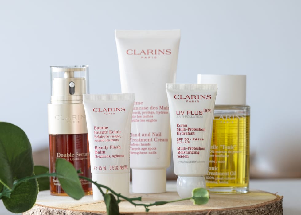 So sánh Clarins với các thương hiệu cao cấp khác — có gì khác biệt về hiệu quả và an toàn?