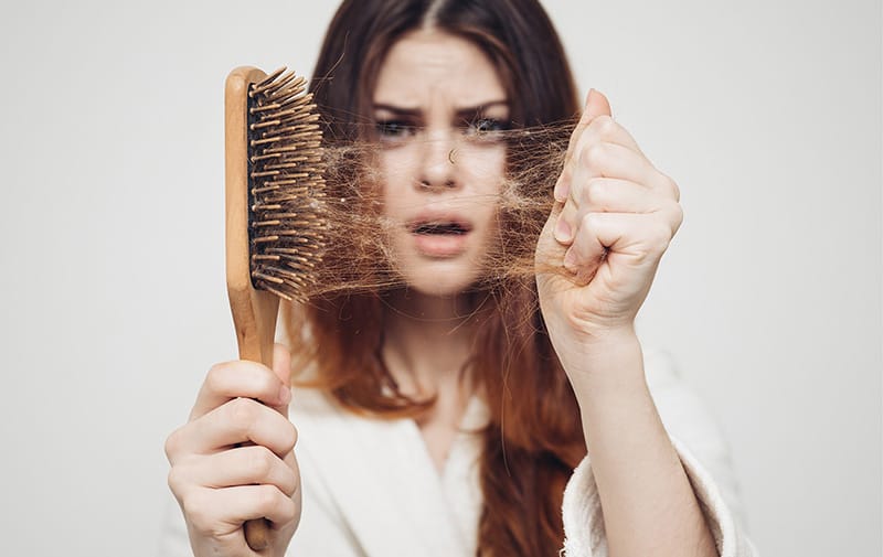 Những phương pháp nào giúp ngăn rụng tóc — thuốc, tại chỗ hay thủ thuật?