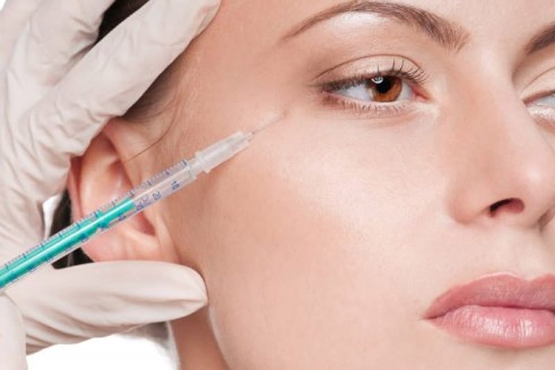 Bảng so sánh ngắn: ưu và nhược của tiêm cơ truyền thống và microbotox