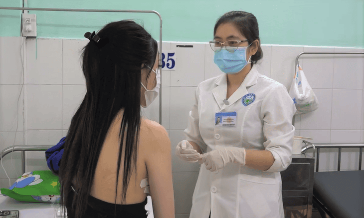 Có bằng chứng lâm sàng nào ủng hộ tiêm filler nở ngực không — và giới hạn của dữ liệu hiện tại là gì?