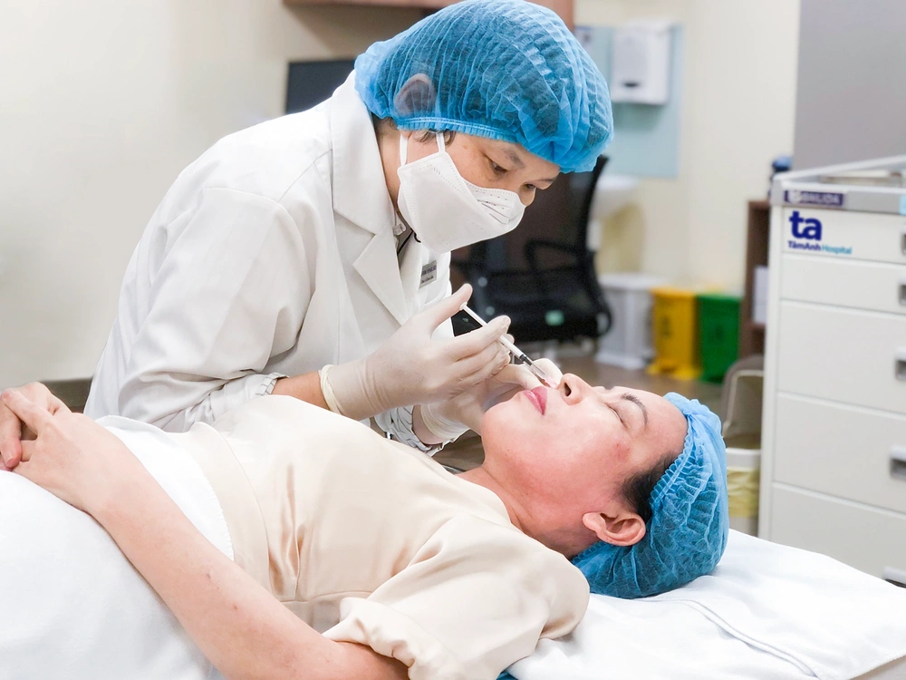 Tác dụng phụ và lưu ý an toàn khi dùng TXA