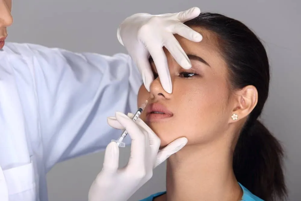 Tiêm filler mũi có đau không và có để lại sẹo không?