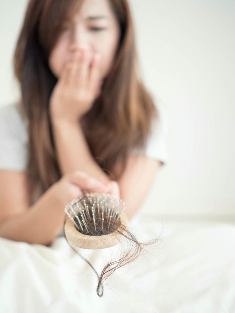 Nguyên nhân rụng tóc thường gặp — làm sao để biết nguyên nhân của mình?
