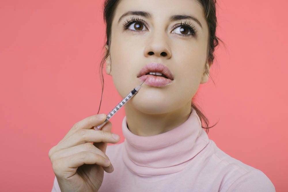 Filler hoạt động như thế nào trong môi — cơ chế và khác nhau giữa các loại?