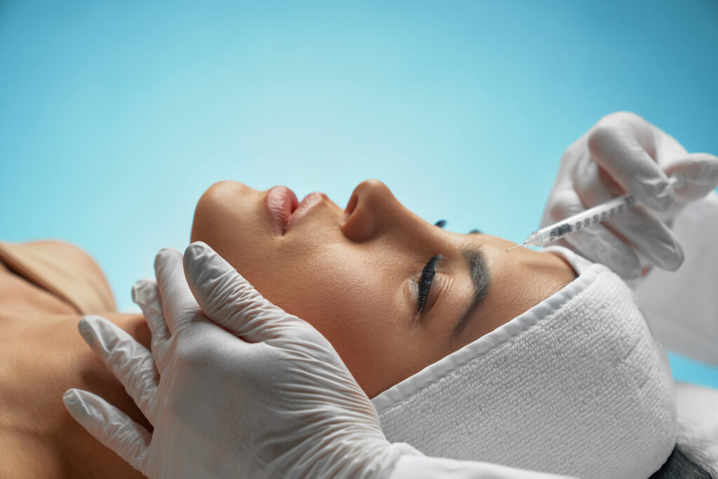 Hình ảnh thực hiện liệu pháp tiêm botox cải thiện nếp nhăn động – kết hợp tiêm botulinum toxin làm mờ nếp nhăn – Từ khóa gốc: botox, botox12-1024x683.jpg.