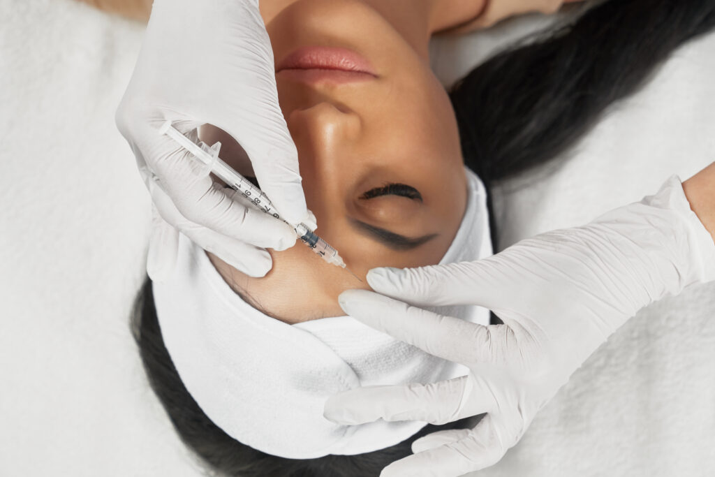 Hình ảnh thực hiện liệu pháp tiêm botox cải thiện nếp nhăn động – kết hợp tiêm botulinum toxin làm mờ nếp nhăn – Từ khóa gốc: botox, botox19.jpg.