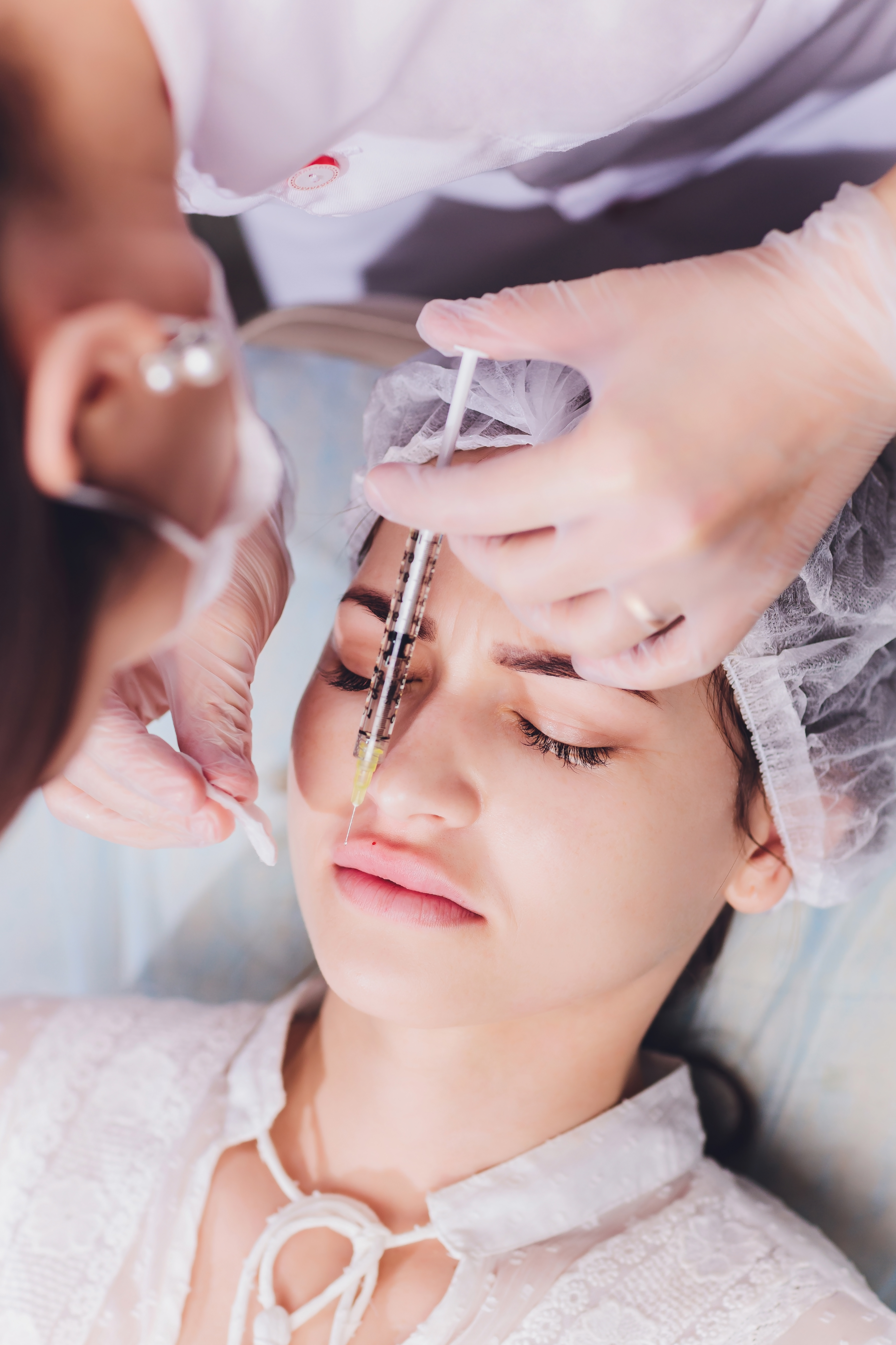 Tại Lona Skin Lab, quá trình tiêm filler tại Cần Thơ được thực hiện với dịch vụ tiêm filler Cần Thơ chuyên nghiệp, đảm bảo sự an toàn tuyệt đối và hỗ trợ bởi các bác sĩ giỏi tiêm filler Cần Thơ trong một thẩm mỹ viện uy tín Cần Thơ.