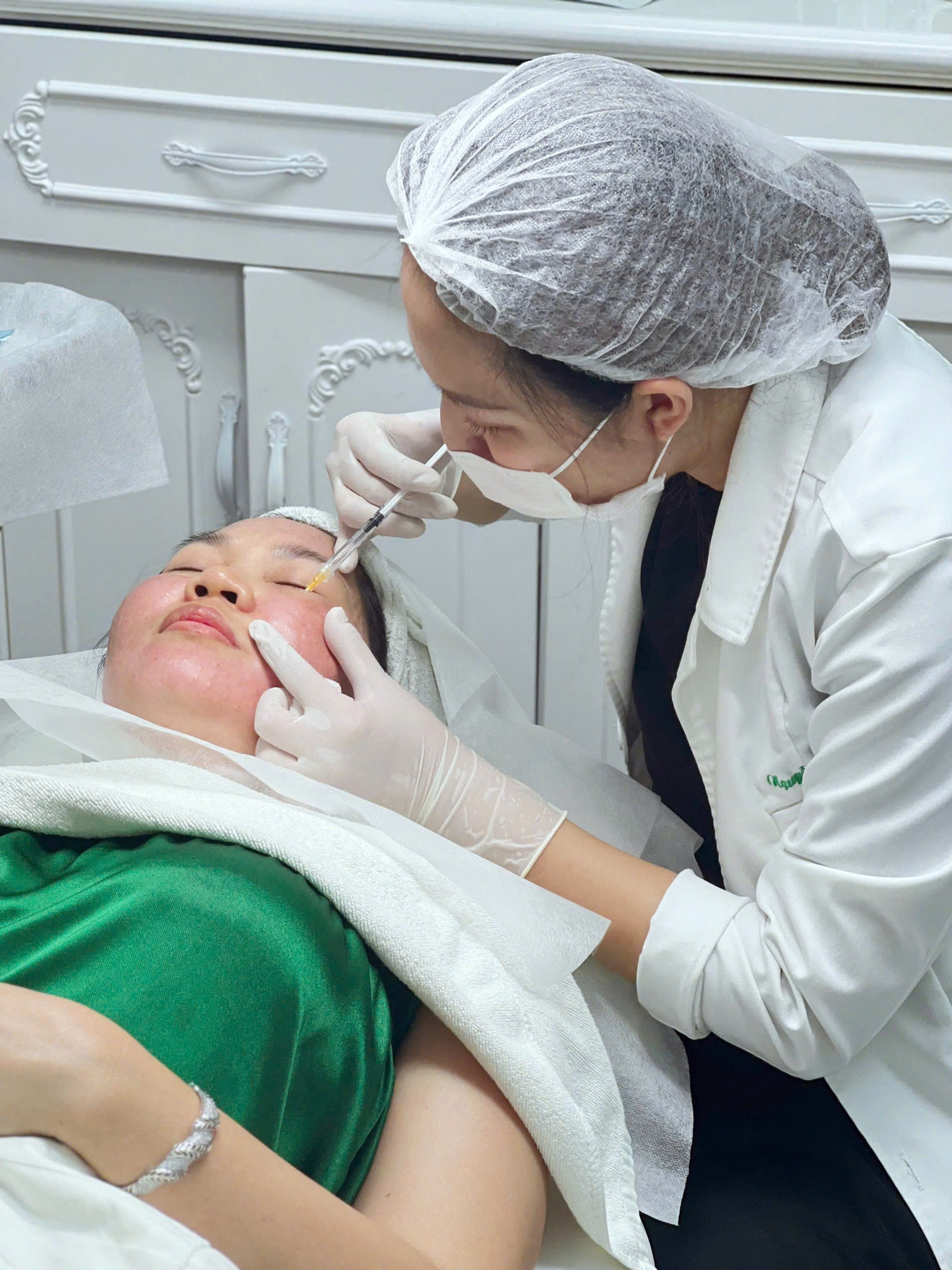 Hình ảnh meso07 thể hiện quy trình tiêm mesotherapy chuyên sâu, kết hợp Dives Med trong sản phẩm chăm sóc da và thẩm mỹ y khoa, góp phần cung cấp chất làm đầy da cho làn da khỏe mạnh.