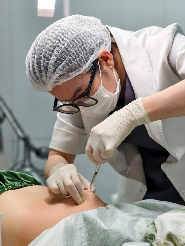 Hình ảnh thực hiện liệu pháp tiêm mesotherapy nuôi dưỡng và phục hồi da – Từ khóa gốc: meso, meso_bung_2.jpg.