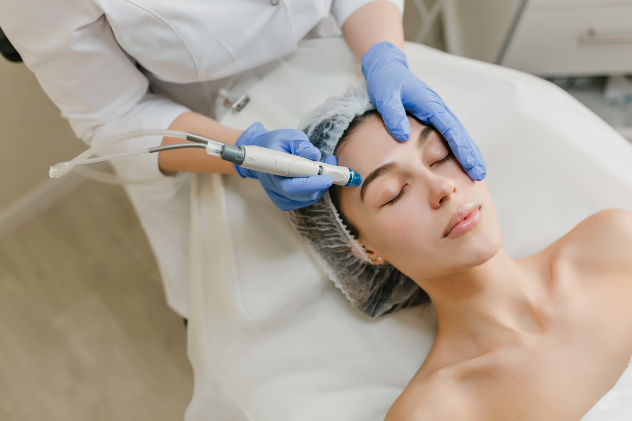 Với sự tập trung vào độ chính xác và an toàn, LONA tại Cần Thơ cũng như LONA SKIN LAB luôn áp dụng kỹ thuật phi kim hiện đại, được minh họa qua hình ảnh phi_kim_6, đảm bảo hiệu quả chăm sóc da chuyên sâu.