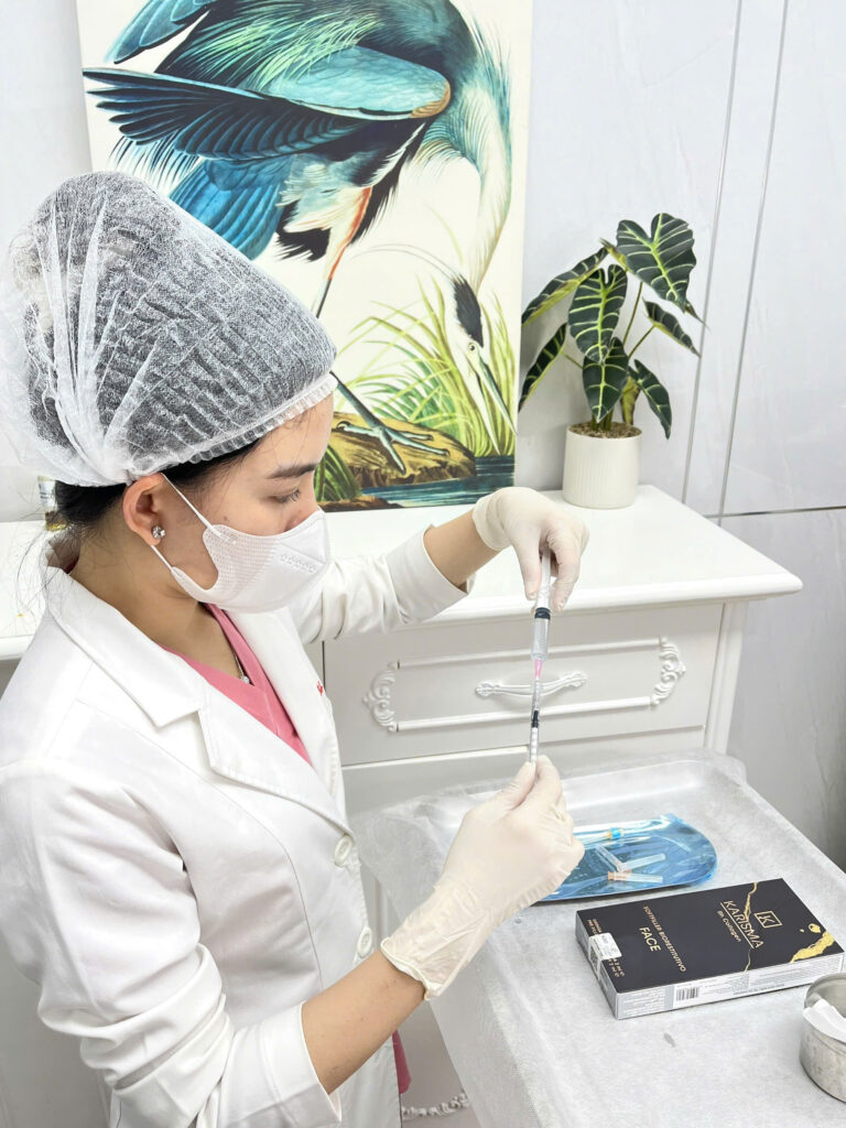 RH Collagen Karisma: Bác sĩ điều trị chuyên gia chuẩn bị tiêm với sự tự tin nhờ công nghệ Rh Collagen tái tổ hợp từ tằm Bombyx Mori, khẳng định hiệu quả điều trị vượt trội.
