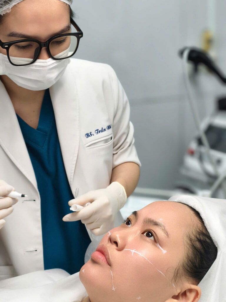 Hình ảnh bác sĩ phân chia vùng tiêm theo phác đồ K15 Karisma, thể hiện sự tỉ mỉ trong phác đồ K15 Karisma.